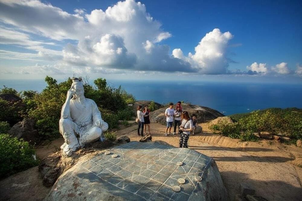 Đứng tr&ecirc;n đỉnh B&agrave;n Cờ bạn c&oacute; thể nh&igrave;n được to&agrave;n cảnh Th&agrave;nh phố Đ&agrave; Nẵng.